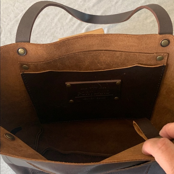 Elegant Brown Leather Tote Bag - Picture 2 of 7